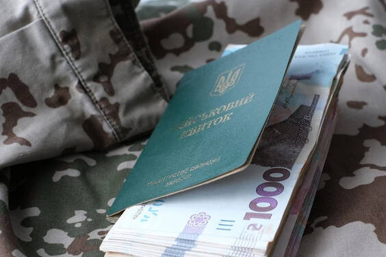 Зеленський пояснив, чому в Україні не підвищили зарплати військовим