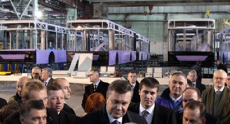 Янукович, побывав на ЛАЗе, пообещал увеличить госзаказ для предприятия