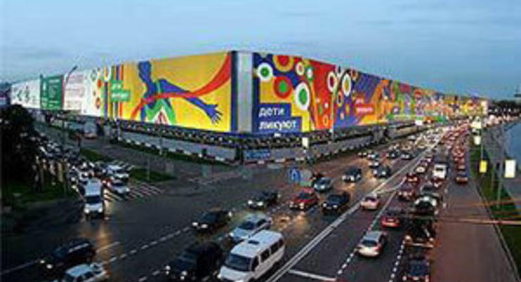 Москвичи демонтировали самую большую рекламу в Европе