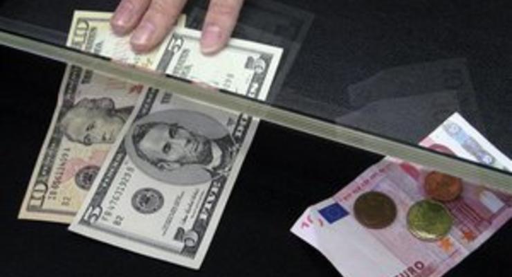 Межбанк: Евро сегодня подешевел, доллар - удерживает позиции