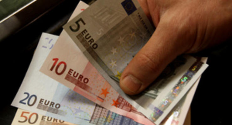Евро падает на украинском межбанке на фоне проблем еврозоны