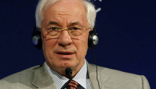 Азаров обещает трижды поднимать пенсии чернобыльцам в 2012 году