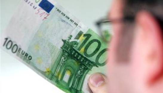 Евро и доллар продолжили снижение на межбанке