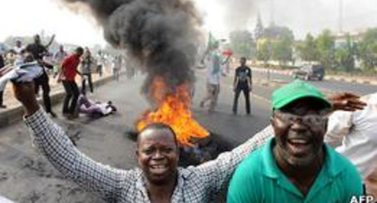 Нигерия снижает цену на бензин после недели протестов