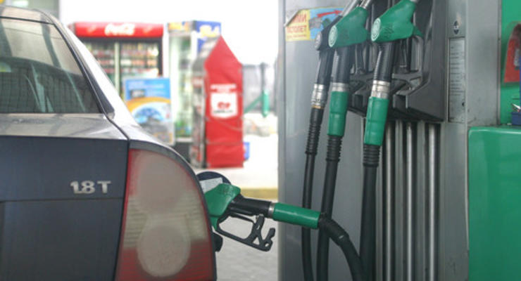 Бензин и дизтопливо станут дешевле - эксперт