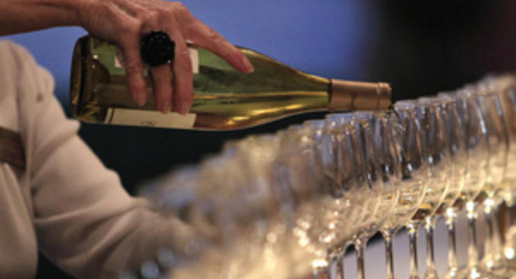 Шампанского в Украине перед Новым годом стали выпускать на 15,3% меньше