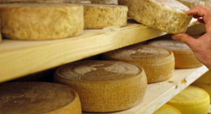 Беларусь может ограничить поставки сыра из Украины