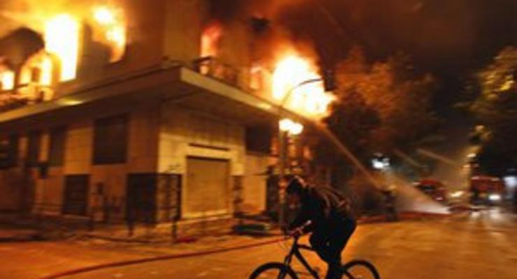 Греки подсчитывают убытки от беспорядков: в Афинах горят магазины и кафе