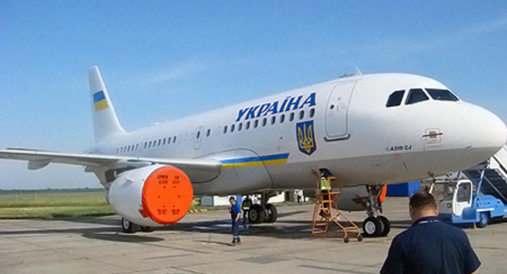 На самолет Януковича поставили золотую сантехнику