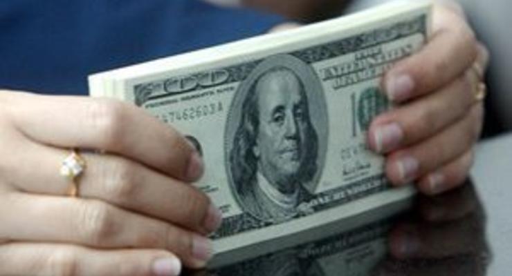 Межбанк открыл неделю понижением котировок по доллару