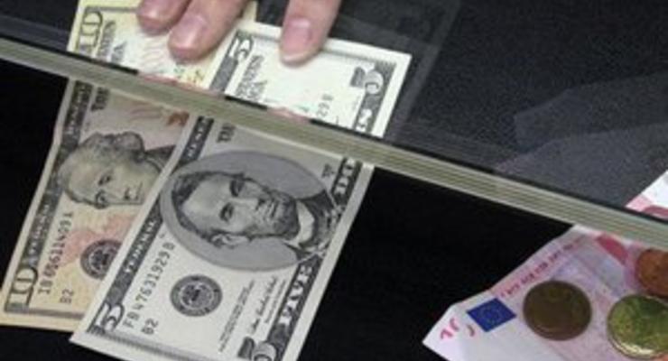 Украинские банкиры попросили у властей упростить покупку валюты во время Евро-2012