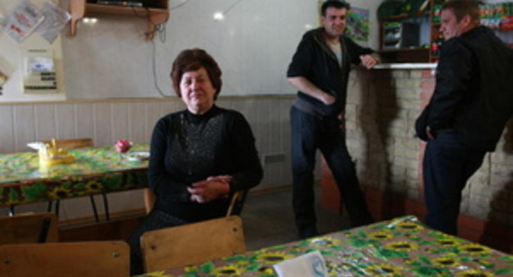 Корреспондент: Жизнь крайних. Как живут люди в разделенном между Украиной и Россией городке Меловое