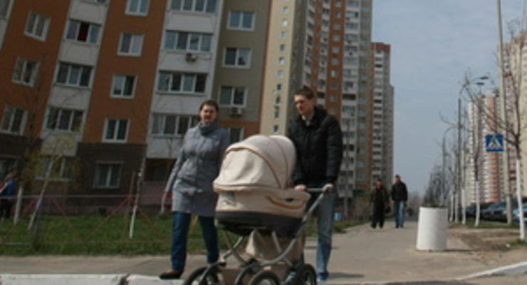 Корреспондент: Больной вопрос. Что надо сделать, чтобы свои квартиры появились у каждой киевской семьи с доходом $ 1,5-2,0 тыс