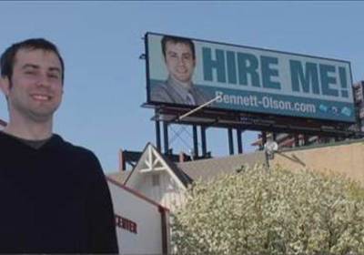 Парень нашел работу, повесив резюме на билборд