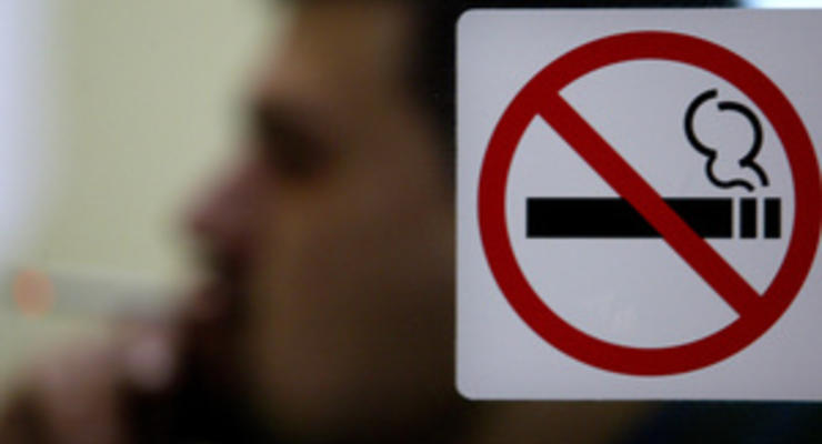 Янукович подписал закон о запрете употребления, продажи и рекламы табака на стадионах Евро-2012