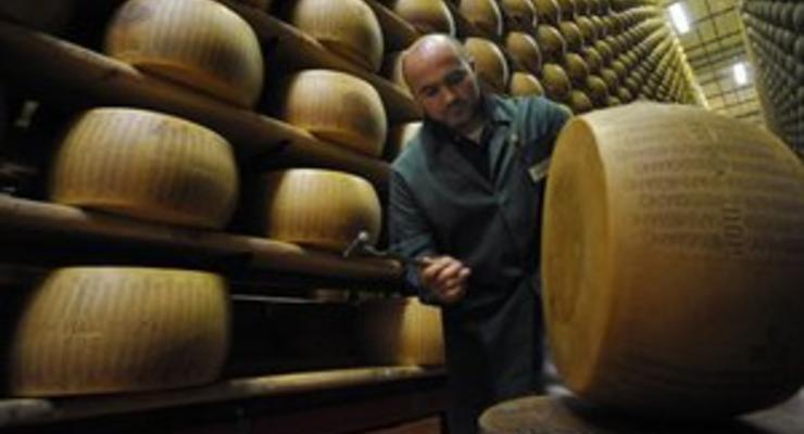 Для помощи сыроварням итальянцы закупили 15 тонн пармезана через Facebook