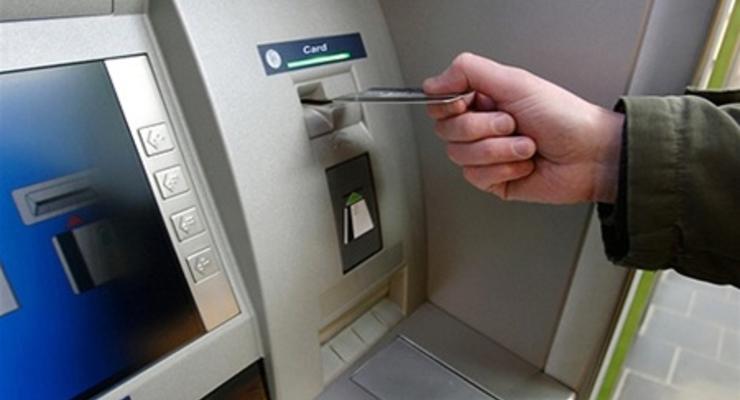 В очередь за деньгами: банкоматов станет меньше