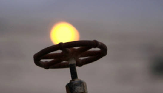 Обзор: Предложение нефти будет превышать спрос, рост на рынке газа сохранится до конца года