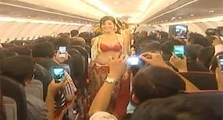 Вьетнамская авиакомпания выплатит штраф за шоу в бикини в самолете