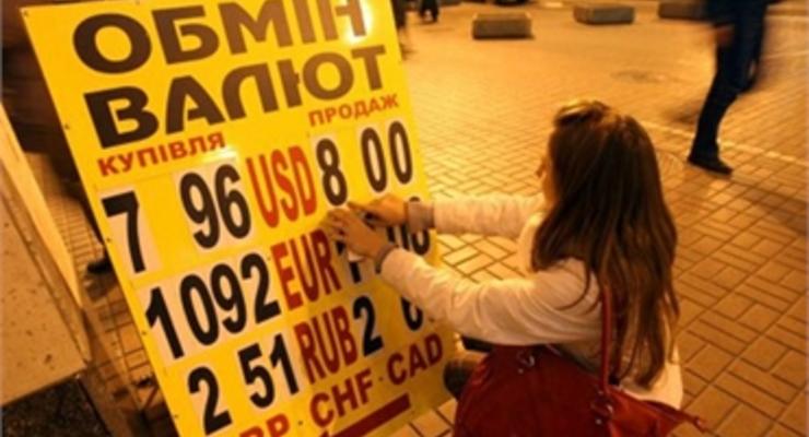 Паника? Украинцы накупили валюты на 800 миллионов