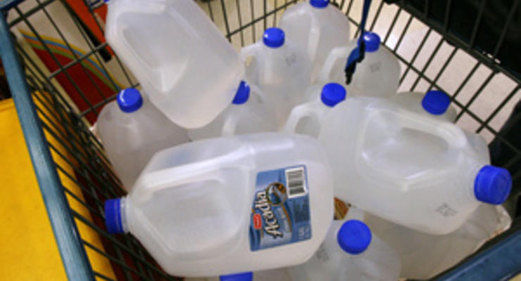 Британские сети супермаркетов обвинили в продаже воды из-под крана