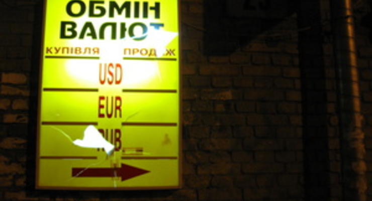 Слабеющей экономике Украины нужен допинг девальвации - опрос Reuters