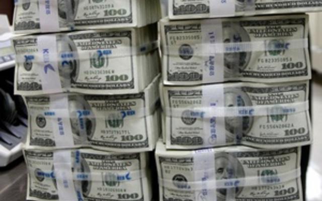 Ъ: НБУ планирует возобновить продажу долларов на межбанке