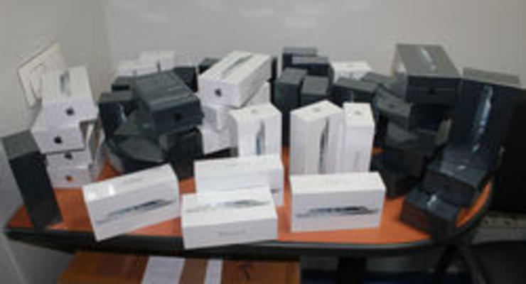 Украинские таможенники изъяли у американца более сорока новых iPhone 5