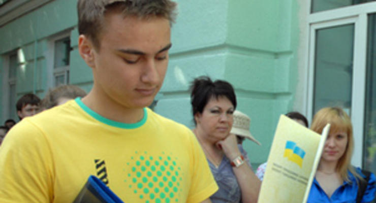 Корреспондент: Деньги, карьера и опыт заставляют украинских студентов искать работу с первых курсов
