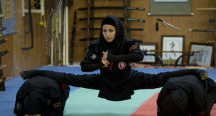 Иранский суд признал шефа бюро Reuters виновным в публикации лжи о женщинах-ниндзя