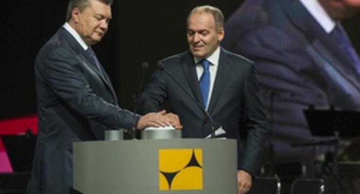 Янукович за один день открыл два промышленных гиганта Ахметова и Пинчука