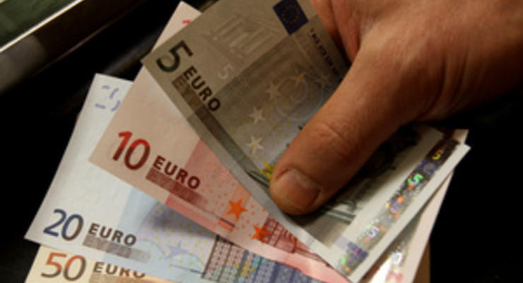 Евро снижается из-за проблем Испании и Греции
