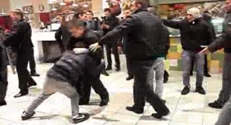 Озверевшая охрана: за что украинцев бьют в магазинах (ВИДЕО)