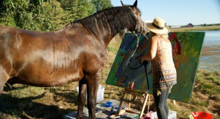 Картины, нарисованные лошадью, продают по $2500 (ФОТО, ВИДЕО)