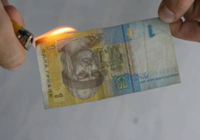 Гривна упадет в 2013 году из-за слабого экспорта - опрос Reuters