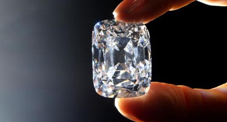 Огромный бриллиант продан по рекордной цене (ФОТО)
