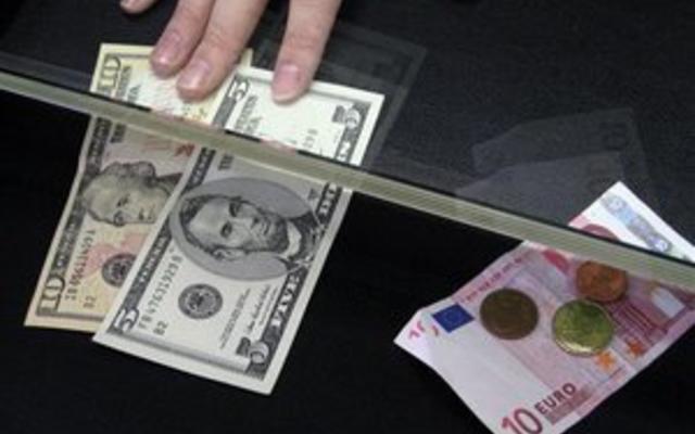 Курс валют. Доллар стоит, евро - дорожает