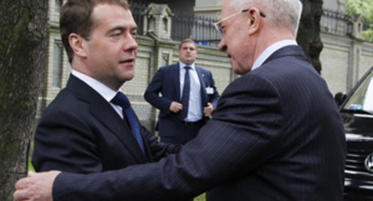 Медведев предложил Азарову обсудить членство Украины в Таможенном союзе