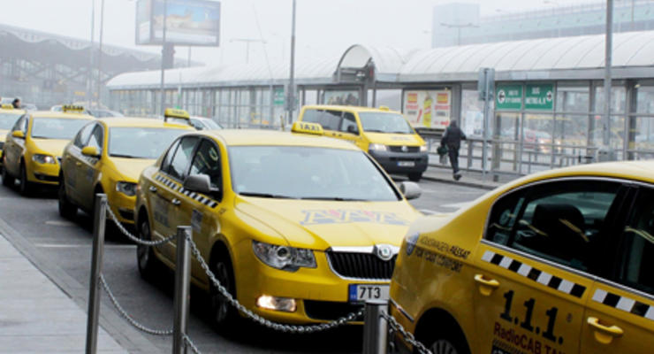 Названы самые дешевые службы такси Киева