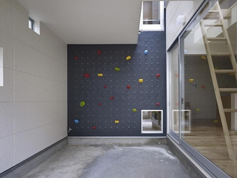 Ходить по стенам: Построен дом-мечта скалолаза (ФОТО) / Naf Architect & Design