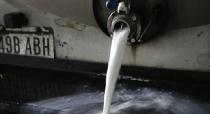 В Хмельницком АМКУ обязал 12 молокозаводов заключать договоры с людьми, сдающими молоко