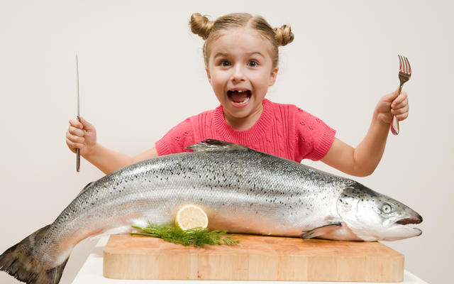 Азаров посоветовал украинцам сменить сало на морепродукты