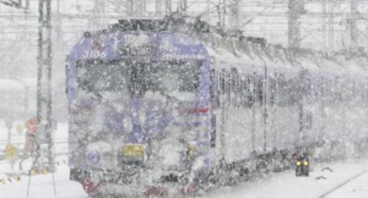 40 см снега: с непогодой борются четыре тысячи сотрудников УЗ