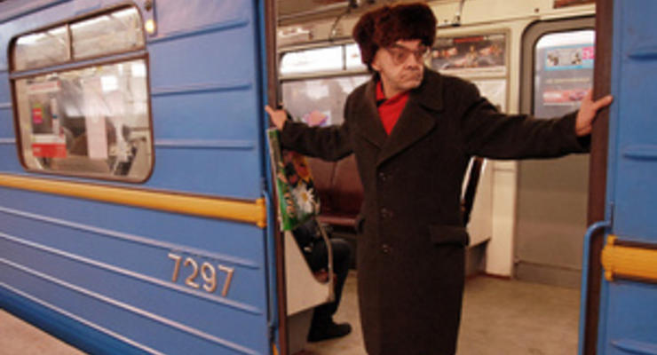 Больше негде: В московском метро появится реклама под ногами пассажиров