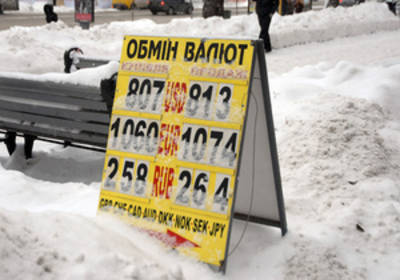 Борьба с долларом даст гривне лишь временную передышку - аналитики