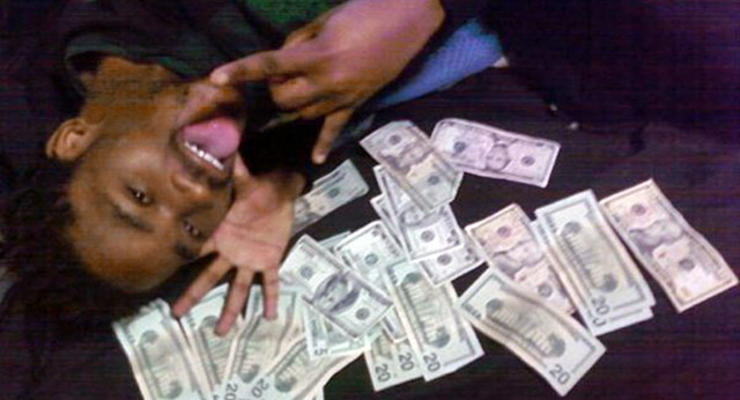 За фото с деньгами мужчине грозит 11 лет тюрьмы (ФОТО)