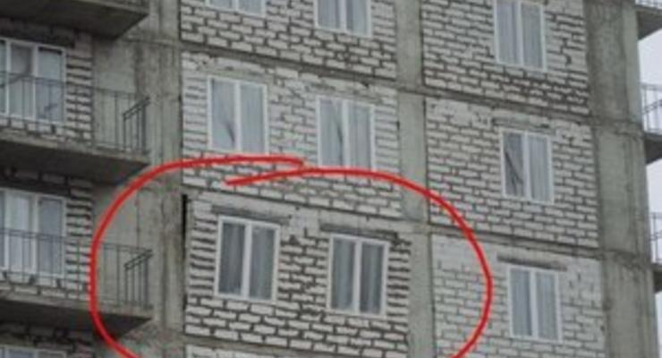 В одной из элитных новостроек Донецка выпала стена