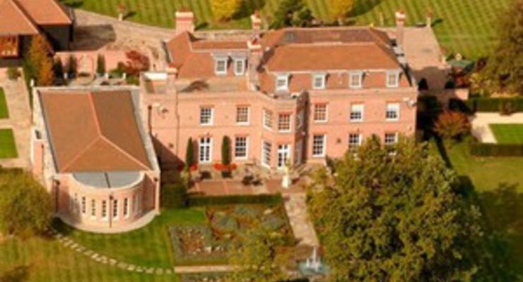 Супруги Бэкхемы решили продать свой дворец в Великобритании за $15 млн