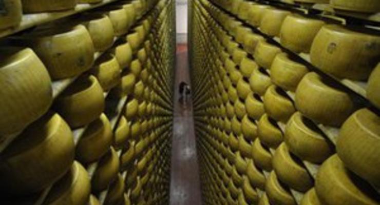 Один из крупнейших производителей чеддера в Британии закроет дыру в пенсионном фонде сыром