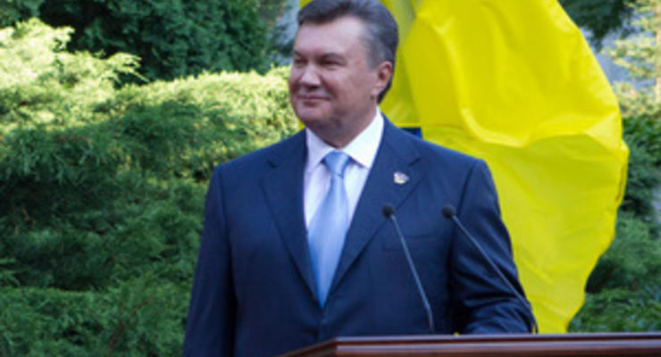 Янукович одобрил принятый вне стен парламента провластным большинством закон о госзакупках